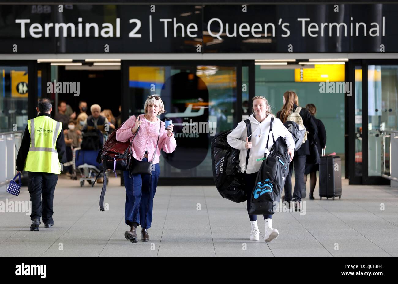 Londres, Royaume-Uni. 18th mars 2022. Les passagers marchent à l'aéroport de Heathrow à Londres, Royaume-Uni, le 18 mars 2022. Le gouvernement britannique a supprimé vendredi toutes les restrictions COVID restantes sur les voyages internationaux pour tous les passagers à partir de 4 h, heure locale. Crédit : Li Ying/Xinhua/Alay Live News Banque D'Images