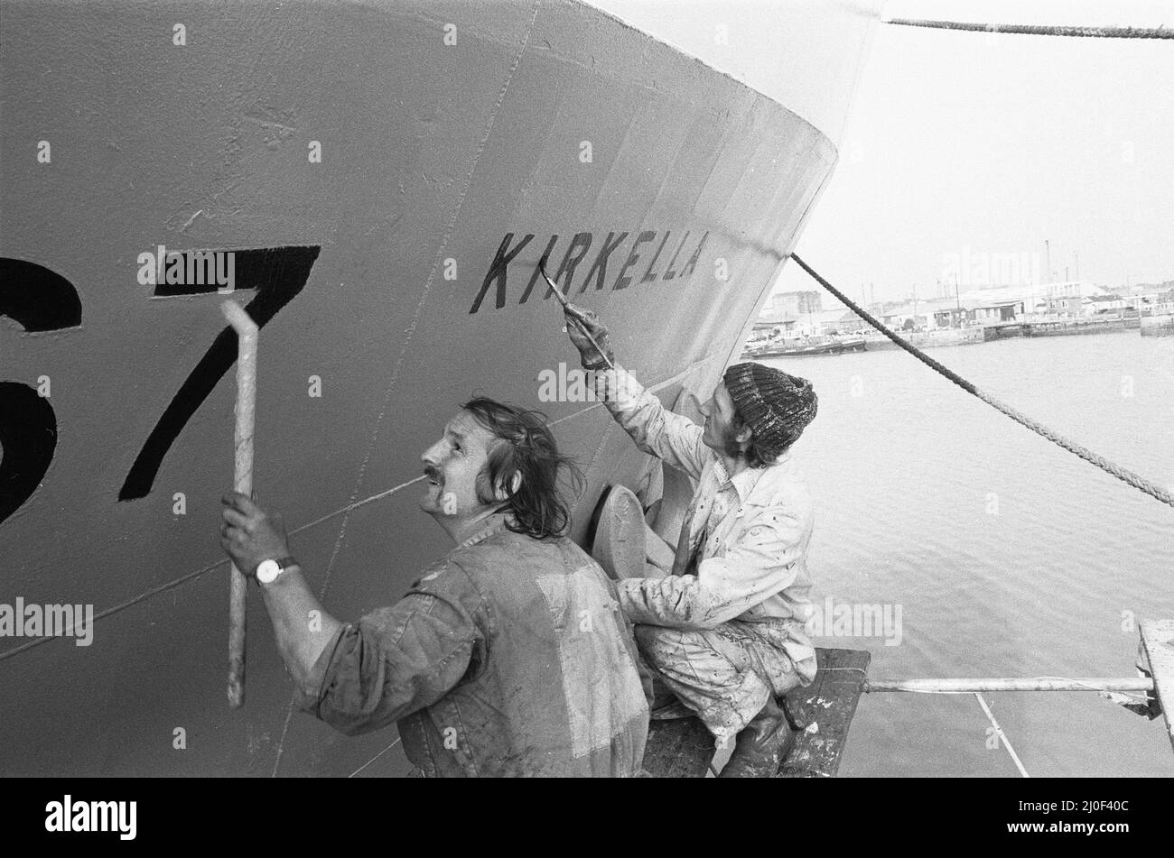 L'équipage du chalutier de poupe de Hull, Kirkella, vu ici, repeint le nom et le numéro des navires. 28th août 1979 Banque D'Images