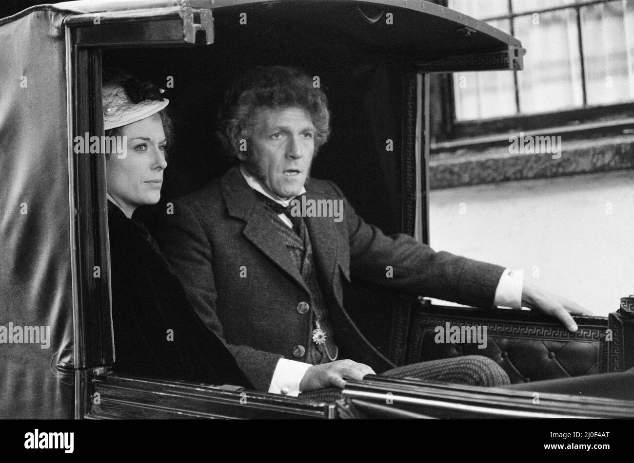 Filmer la nouvelle série de la ligne Onedin. Filmant sur place à Falmouth, les décors étaient habillés pour donner un fond à Liverpool. La photo montre Jill Gascoine qui joue Letty Onedin, avec Peter Gilmore qui joue James Onedin photo prise le 30th mars 1979 Banque D'Images