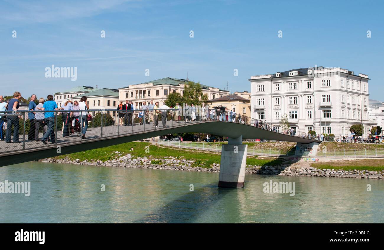 Personnes marchant sur le pont, Salzbourg, Autriche Banque D'Images