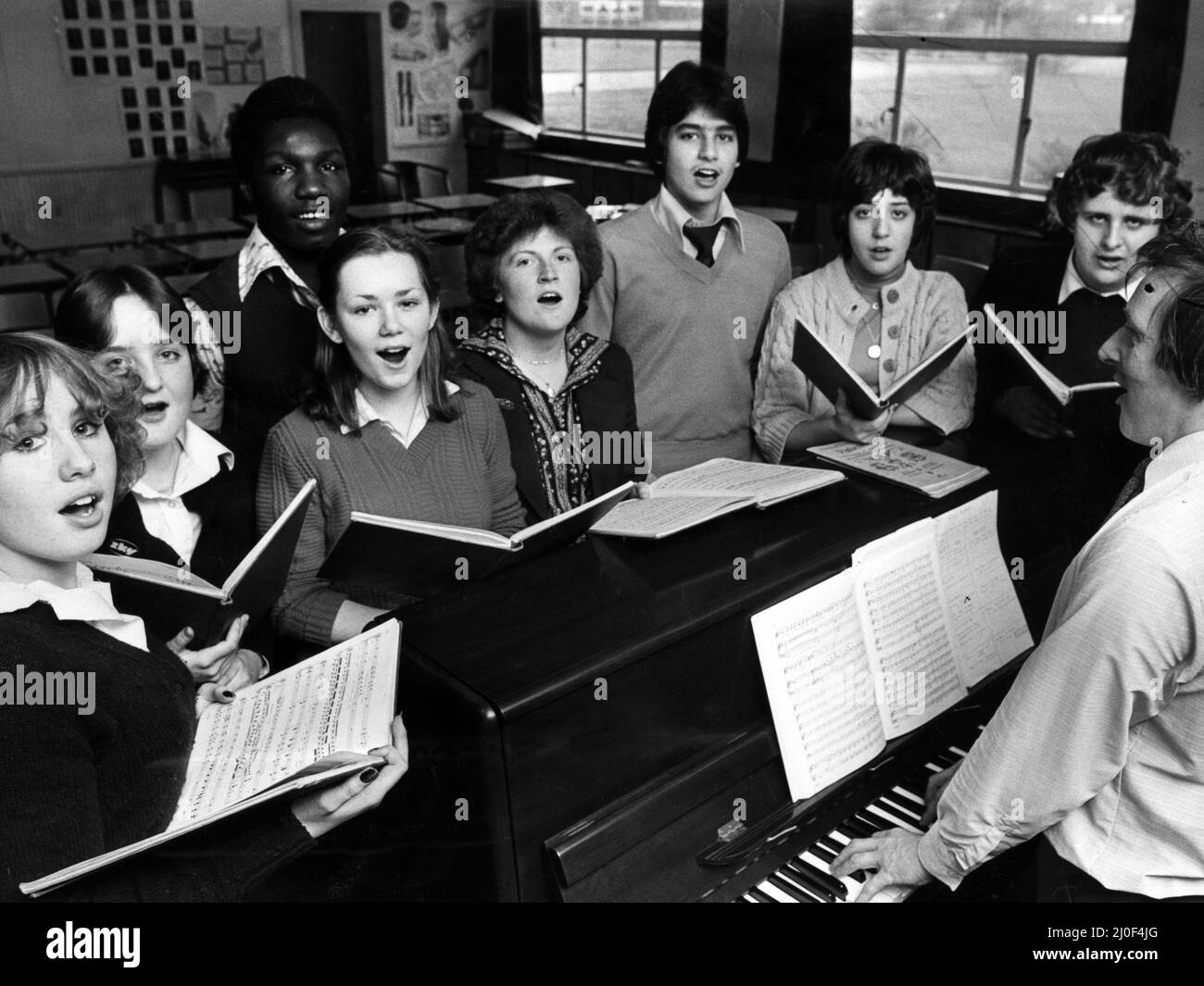 M. Stuart Nash (au piano) avec les principaux chanteurs de la production de patience de l'école de filles de Hodge Hill. Ils font équipe avec le Hodge Hill Mixed Comprehensive à proximité pour leur production annuelle de Gilbert et Sullivan. 12th février 1980. Banque D'Images