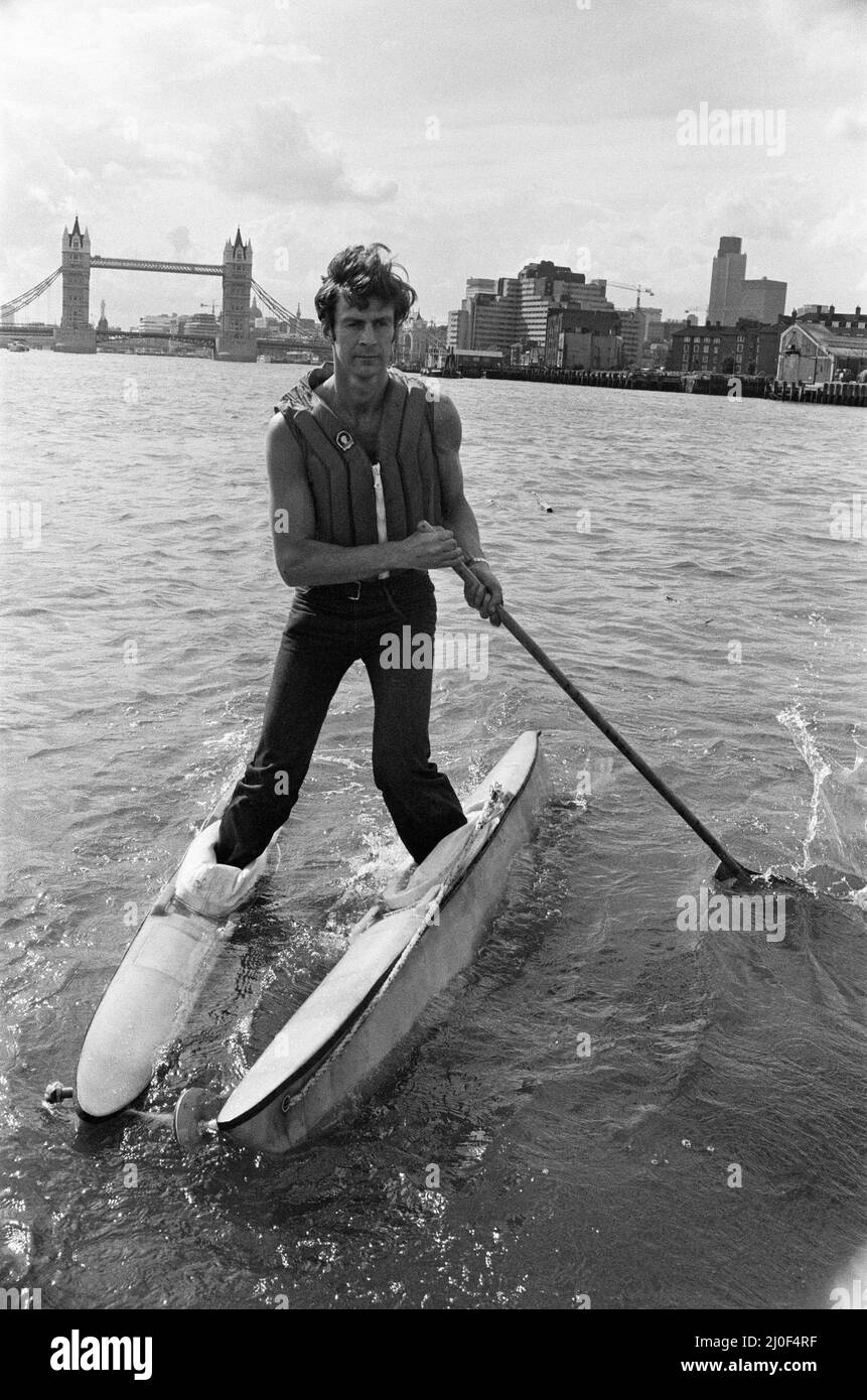 Sir Ranulph Fiennes, le chef de l'expédition transglobe, traverse la Tamise près du pont Tower, en utilisant Jesus Boots, une paire de flotteurs spécialement conçus pour l'expédition. 25th juin 1979. Banque D'Images