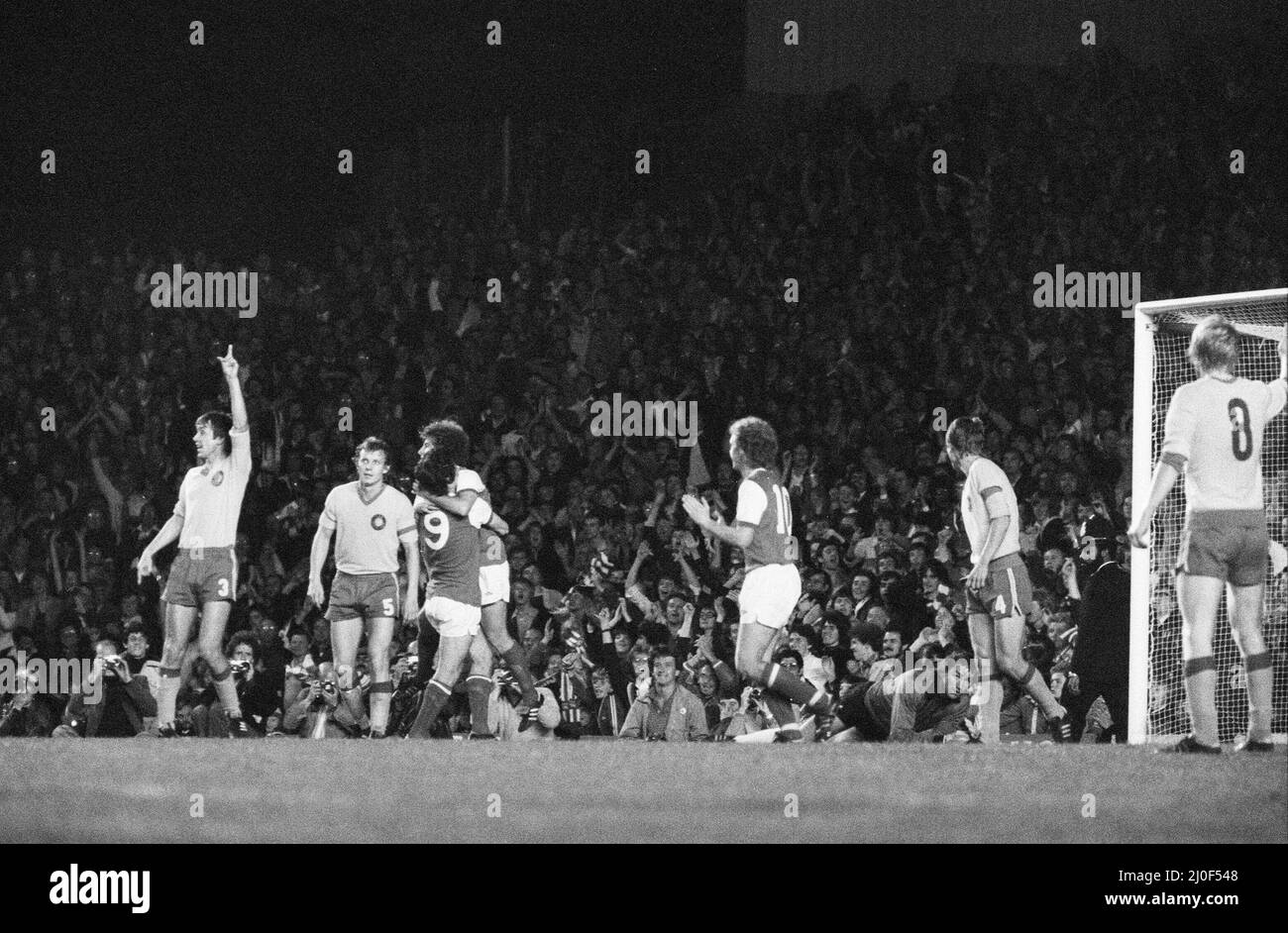 Match de la première manche de la coupe UEFA sur la première jambe à Highbury. Arsenal 3 contre FC Leipzig 0. (Arsenal a remporté le TIE 7-1 sur l'agrégat). Célébrations de l'Arsenal après l'un de leurs trois buts. 13th septembre 1978. Banque D'Images