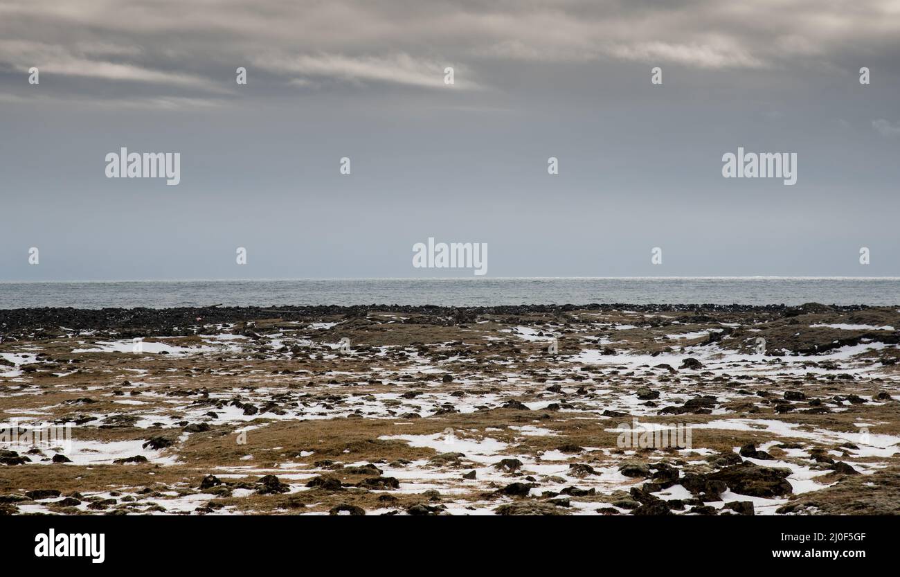 Paysage naturel islandais avec des terres enneigées en Islande Banque D'Images
