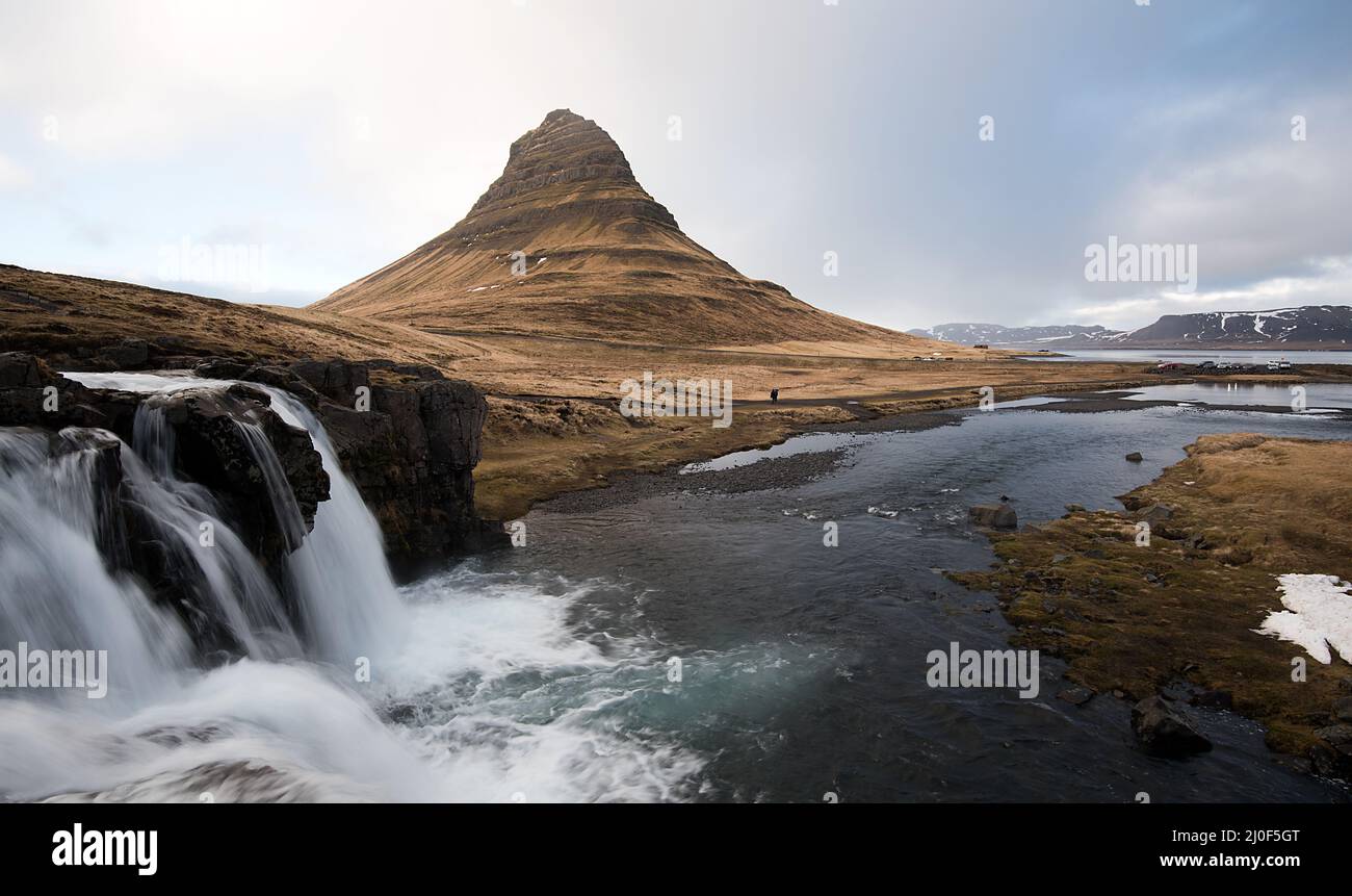 Chutes d'eau de Kirkjufellsfoss et montagne de Kirkjufell Islande Banque D'Images