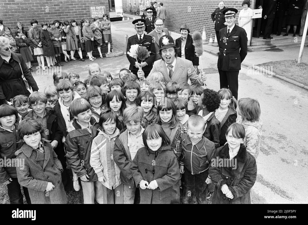 Ken Dodd à un poste de police de Liverpool. 7th juin 1979. Banque D'Images