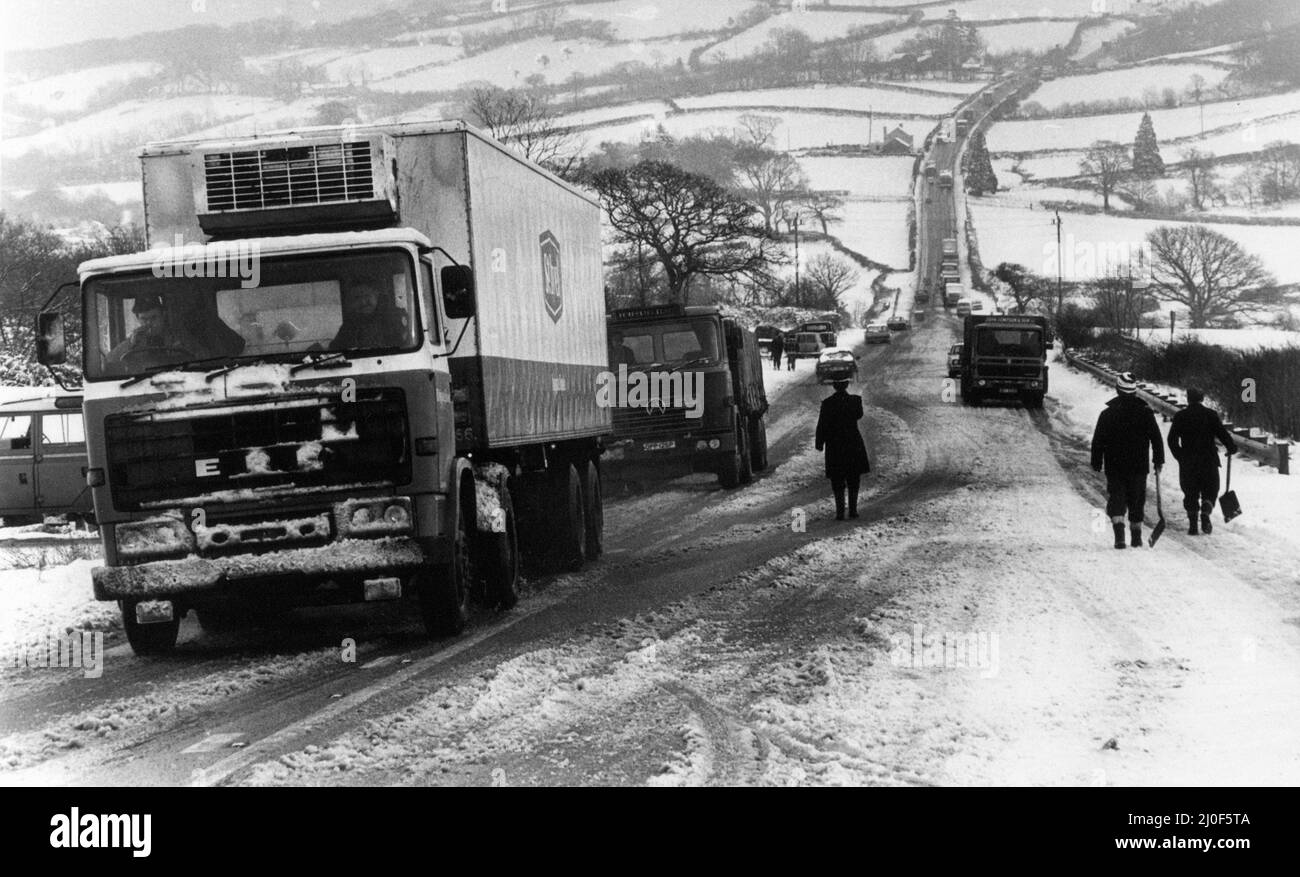 Welsh Weather 1979, notre photo montre ... une longue ligne de camions file pour faire le long trajet jusqu'à la colline de Nant-y-Caws près de Carmarthen, publié le 24th janvier 1979. Banque D'Images