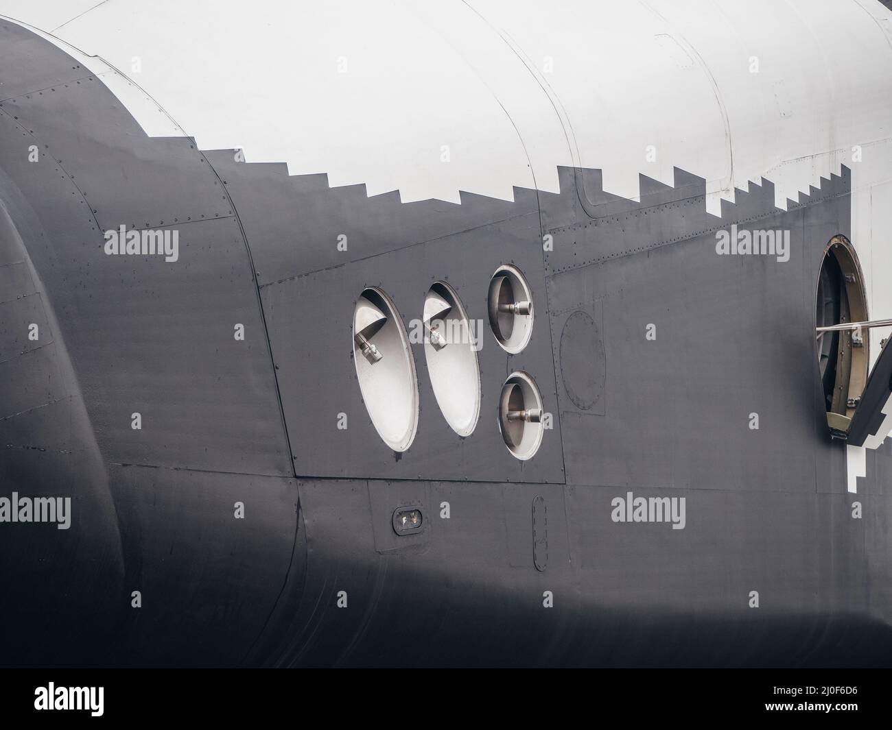 Photo en gros plan d'un fragment d'une navette spatiale noire et blanche Buran Banque D'Images