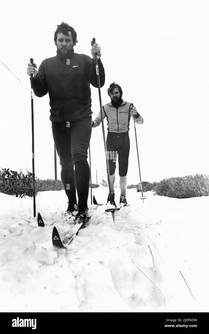 La patrouille de ski de l'Atlantic College, dirigée par un membre du personnel norvégien, Ivar Lund-Mathieson, et son collègue David Hofman, aide la police et les services d'urgence à patrouiller la vallée de Glamourgan et à vérifier les chalets et les fermes isolés. Leur aide a été très appréciée et il y a eu quelques agriculteurs surpris quand ils ont été confrontés à l'étrange vue alpine des hommes sur des skis dans le sud du pays de Galles, 23rd Febuary 1978. Banque D'Images
