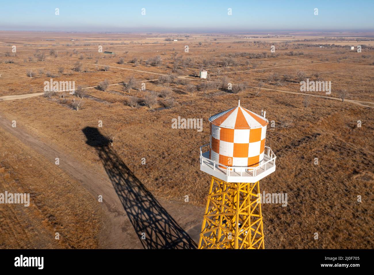 Grenade, Colorado, États-Unis. 18th mars 2022. Le camp d'internement japonais Amache de la Seconde Guerre mondiale dans le sud-est du Colorado est devenu partie du National Park Service, lorsque le président Joe Biden a signé une loi faisant d'Amache un lieu historique national. Plus de 7 000 Japonais et Japonais-Américains ont eu lieu sur le site, l'un des 10 camps d'internement de l'Ouest américain. Bien que tous les bâtiments aient été démolis après la guerre, une tour d'eau a été reconstruite. Crédit : Jim West/Alay Live News Banque D'Images