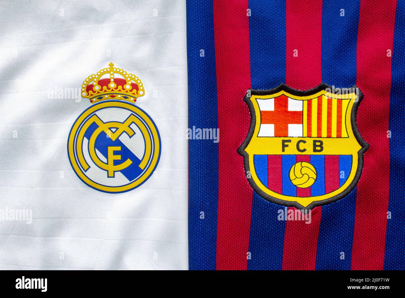 Calgary, Alberta, Canada. 10 juillet 2020. Club Barcelona vs Real madrid gros plan sur leur logo en jersey Banque D'Images