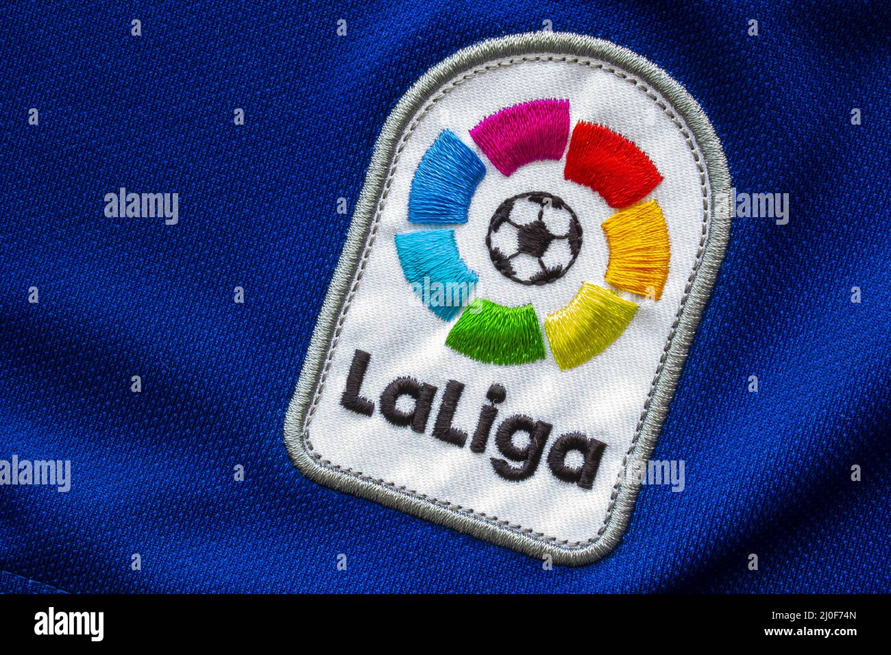Calgary, Alberta, Canada. 10 juillet 2020. La Liga Spanish football Soccer se rapproche de leur logo sur un jersey. Banque D'Images