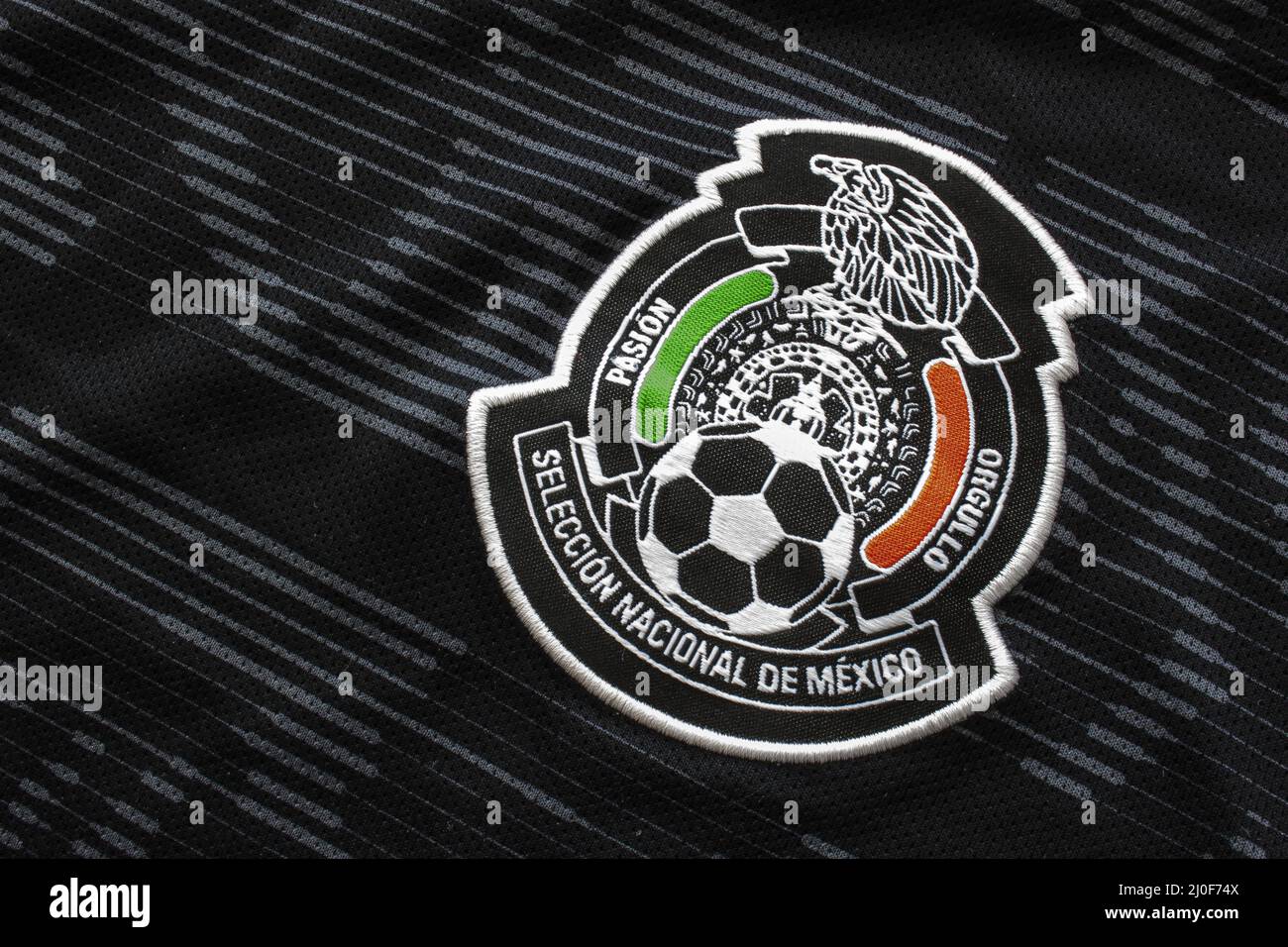 Calgary, Alberta, Canada. 10 juillet 2020. Mexico National Team Black logo football football football gros plan sur leur logo sur un jersey. Banque D'Images