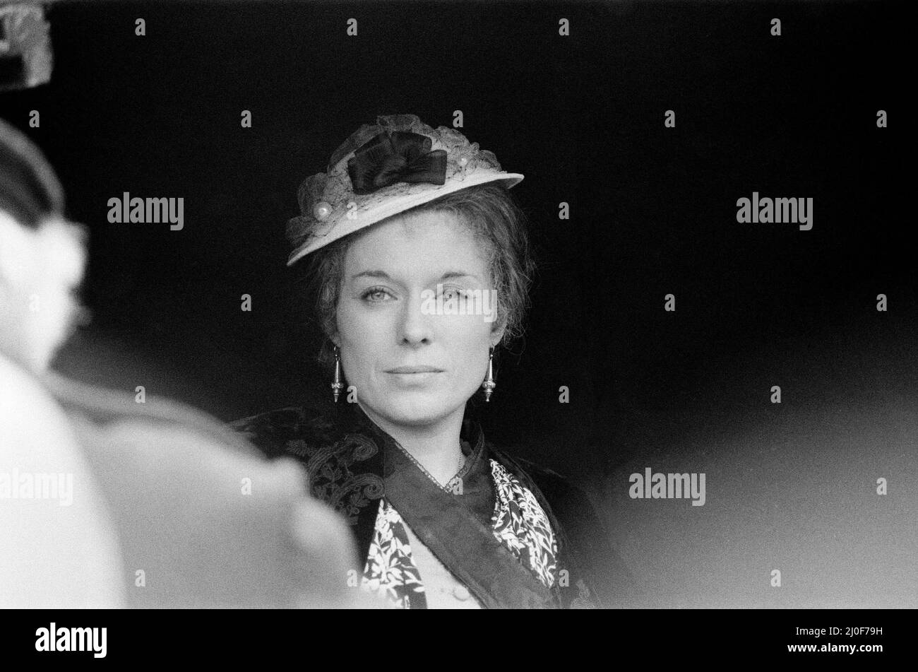 Filmer la nouvelle série de la ligne Onedin. Filmant sur place à Falmouth, les décors étaient habillés pour donner un fond à Liverpool. La photo montre Jill Gascoine qui joue Letty Onedin. Photo prise le 30th mars 1979 Banque D'Images