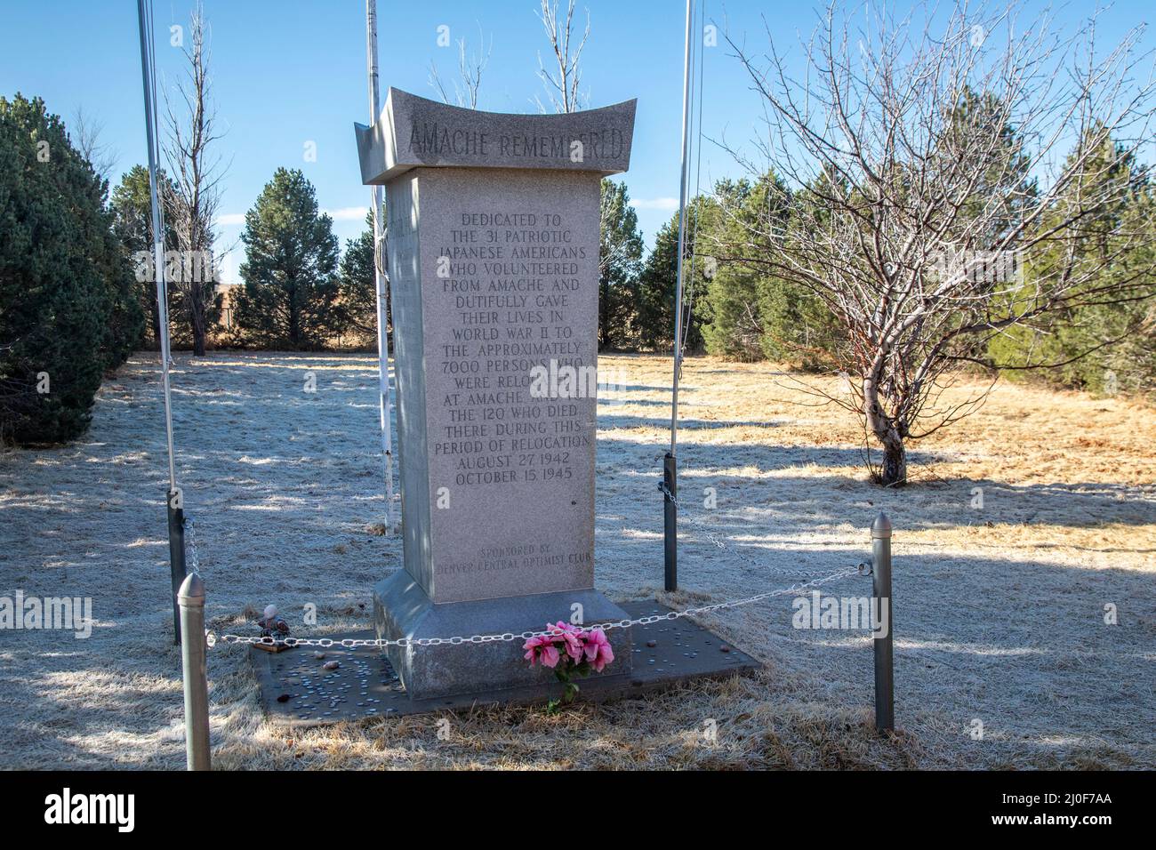 Grenade, Colorado, États-Unis. 18th mars 2022. Le camp d'internement japonais Amache de la Seconde Guerre mondiale dans le sud-est du Colorado est devenu partie du National Park Service, lorsque le président Joe Biden a signé une loi faisant d'Amache un lieu historique national. Plus de 7 000 Japonais et Japonais-Américains ont eu lieu sur le site, l'un des 10 camps d'internement de l'Ouest américain. Un monument dans le cimetière du camp rend hommage aux 31 Japonais-Américains du camp qui se sont portés volontaires pour le service et ont donné leur vie pendant la guerre. Crédit : Jim West/Alay Live News Banque D'Images