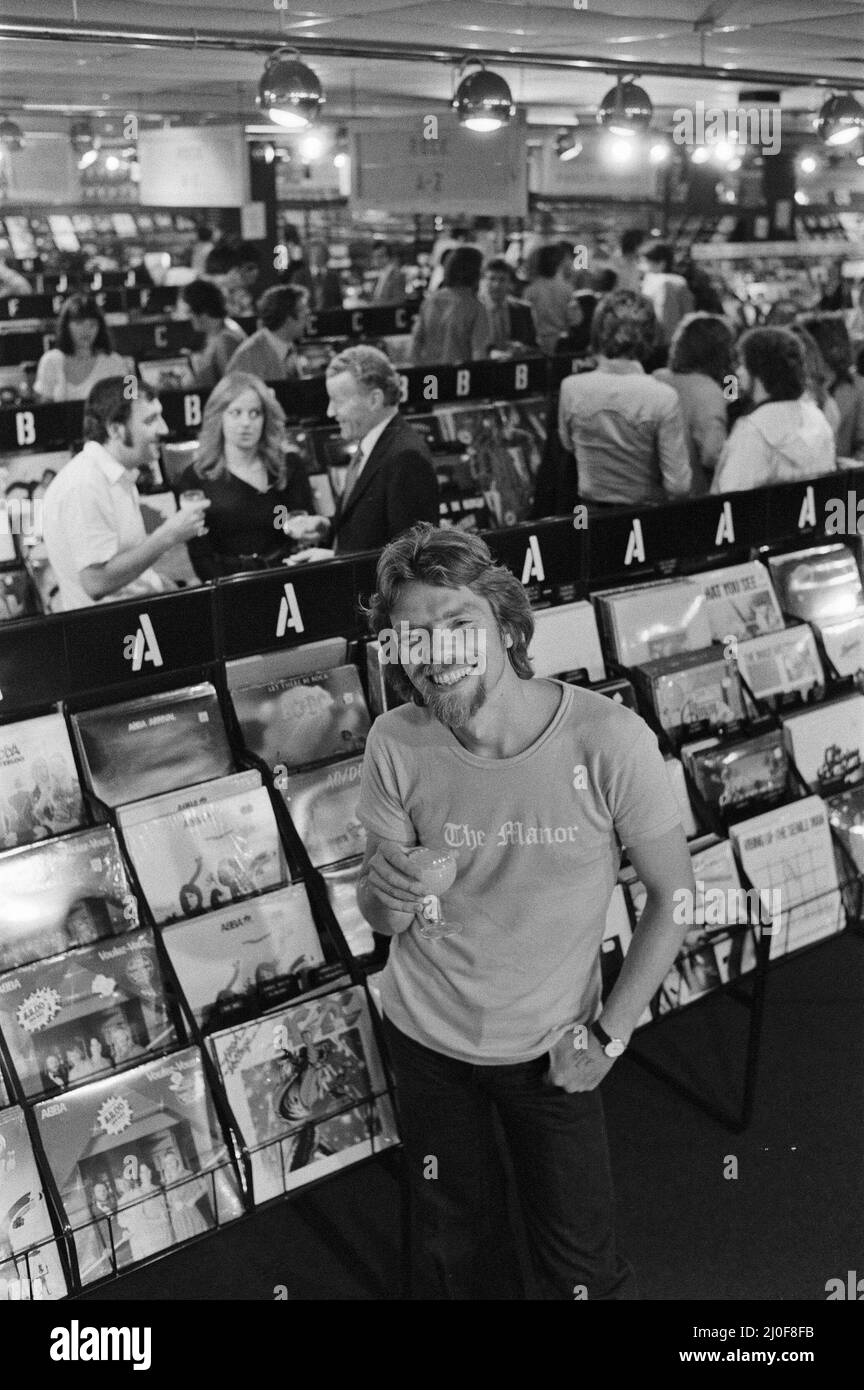 Richard Branson, chef d'œuvre de 28 ans derrière la compagnie Virgin Music. Vu ici dans son magasin Virgin Mega Record Shop. Dans cet ensemble de 21 photos , Richard est vu se détendre sur sa péniche, aller au travail, dans son studio d'enregistrement la maison de ville à l'ouest de Londres, et dans la toute nouvelle Virgin Mega Store avec quelques-uns des £3 000 000 de la valeur des disques et des cassettes en arrière-plan. Photo de Bill Rowntree photo prise le 4th juillet 1979 Banque D'Images
