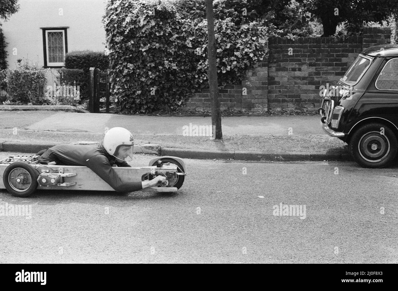 Lucas ¿2000 Concours de moteurs électriques. L'image montre le numéro de voiture: 18. Photo de Cedric Mark Lynch, 23 ans, de Potters Bar, Hertfordshire avec sa voiture électrique. Cedric est un ancien étudiant du Mid-Hertfordshire College of poursuite Education avec sa propre conception de voiture électrique. Photo prise le 31st juillet 1979 Banque D'Images