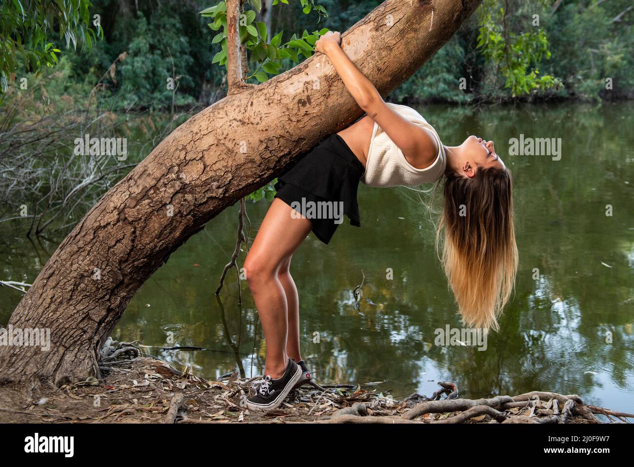 Jeune danseuse contemporaine et chorégraphe dansant en plein air femme dansant dans l'environnement. Banque D'Images