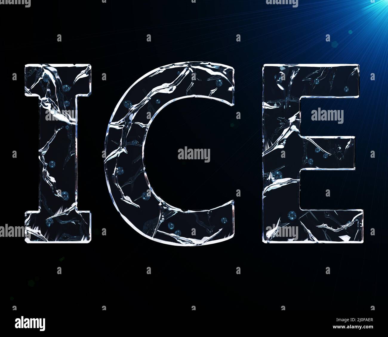 Le mot ICE est fait de glace avec des fissures sur un arrière-plan sombre avec le rétroéclairage du coin supérieur gauche. Rendu 3D Banque D'Images