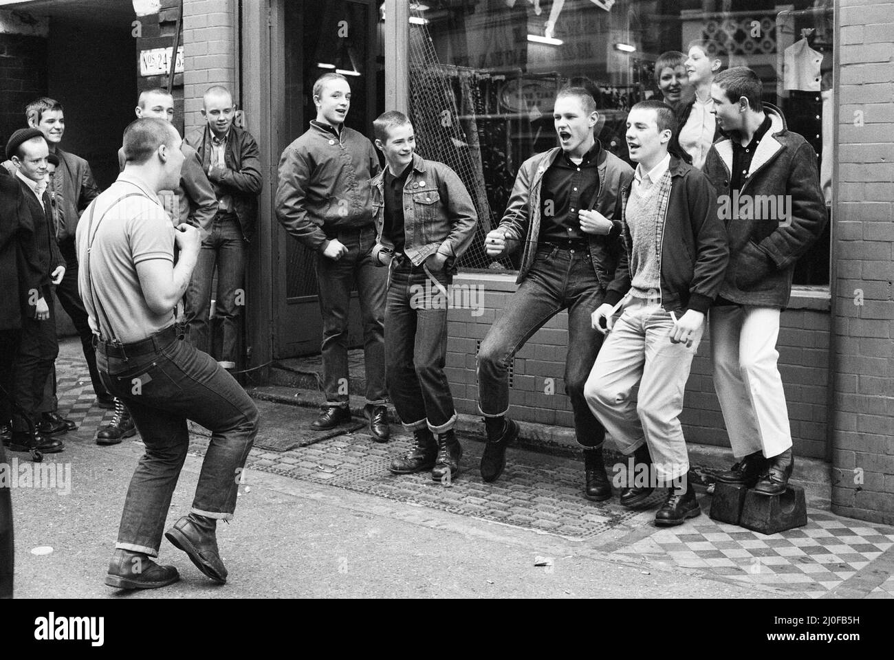 Des skinheads adolescents dansant le Moonstomp à l'extérieur d'un magasin à Londres.29th Mars 1980. Banque D'Images