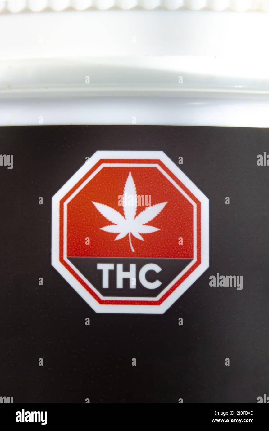 Calgary, Alberta, Canada. 02 septembre 2020. Macro gros plan du symbole normalisé du cannabis sur le contenant de cannabis noir. Banque D'Images