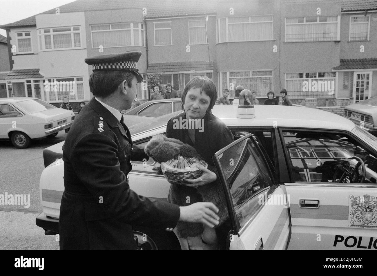 Siège de l'ambassade iranienne à Londres, où six hommes armés du groupe extrémiste iranien « mouvement révolutionnaire démocratique pour la libération de l'Arabistan » ont pris d'assaut le bâtiment, prenant 26 otages avant que les SAS ne reprenne l'ambassade et libèrent les otages. Doreen Lock, épouse du gendarme de la police, Trevor Lock, qui a été pris en otage à l'ambassade pendant le siège, a été photographié à son retour chez lui à Dagenham. 6th mai 1980. Banque D'Images Siège de l'ambassade iranienne à Londres, où six hommes armés du groupe extrémiste iranien « mouvement révolutionnaire démocratique pour la libération de l'Arabistan » ont pris d'assaut le bâtiment, prenant 26 otages avant que les SAS ne reprenne l'ambassade et libèrent les otages. Doreen Lock, épouse du gendarme de la police, Trevor Lock, qui a été pris en otage à l'ambassade pendant le siège, a été photographié à son retour chez lui à Dagenham. 6th mai 1980. Banque D'Images