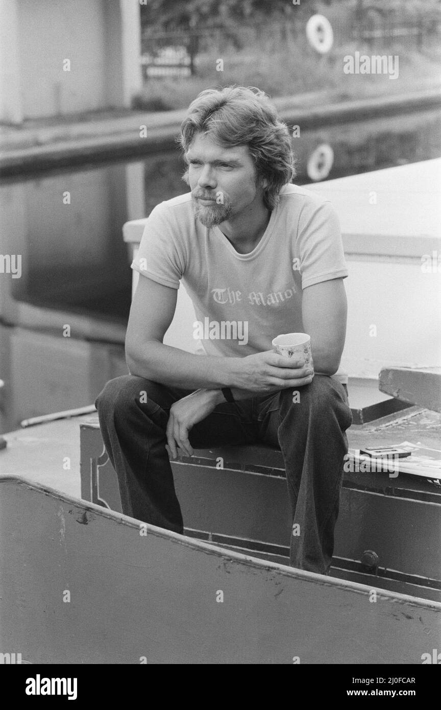 Richard Branson, chef d'œuvre de 28 ans derrière la compagnie Virgin Music. Se détendre sur son bateau. Dans cet ensemble de 21 photos , Richard est vu se détendre sur sa péniche, aller au travail, dans son studio d'enregistrement la maison de ville à l'ouest de Londres, et dans la toute nouvelle Virgin Mega Store avec quelques-uns des £3 000 000 de la valeur des disques et des cassettes en arrière-plan. Photo de Bill Rowntree photo prise le 4th juillet 1979 Banque D'Images