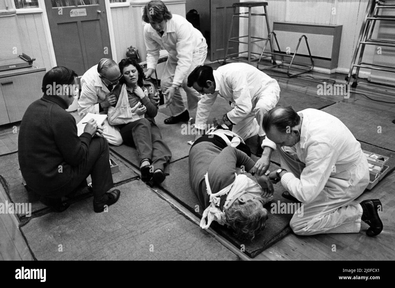 Formation de premiers soins de l'ambulance St Johns, 6th février 1978. Eston division l'équipe de la brigade d'ambulance St Johns se disputant le trophée Wharton. Sous la surveillance de l'examinateur Jack Mee (à gauche), Eddie Cook, Kevin Taylor, Paul Harris et Jack Coverdale, ont tendance à faire les victimes Marina Busby et Sid Codling. Banque D'Images