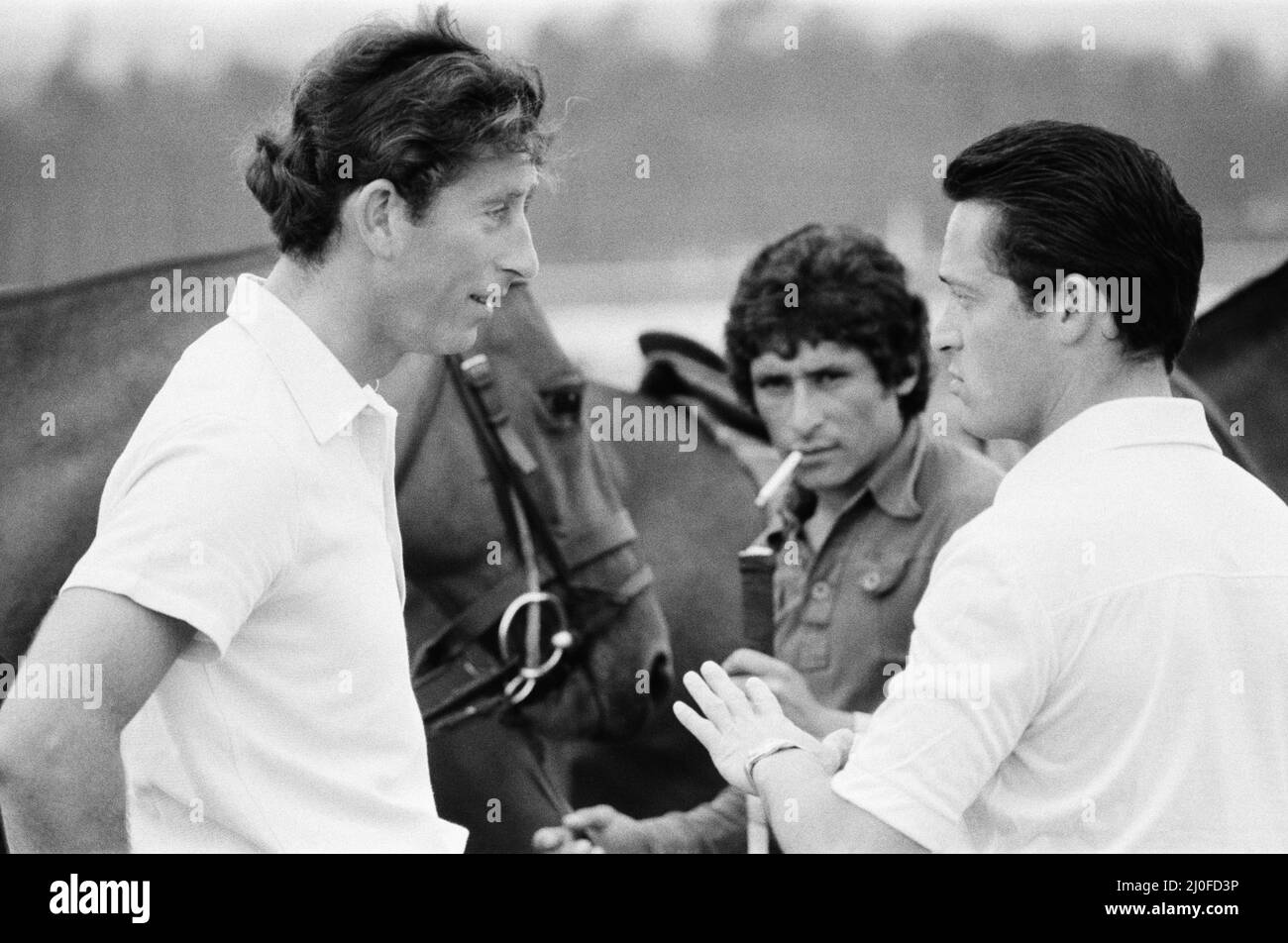 L'image montre Prince Charles (à gauche) parlant à son ami, peut-être ? (POUR être ID) Guy Wildenstein (à droite). Prince Charles photographié en France en août 1978. Sur les photos, le Prince Charles est sur le terrain de polo pour jouer un match. Il est invité du millionnaire français Guy Wildenstein, à 32 ans, l'un des hommes les plus riches de France et capitaine de l'équipe de polo du prince Charle. Pendant votre séjour en France, le Prince est à l'hôtel Royal de Deauville pour cent livres par nuit (100 euros en 1978). Photo prise le 20th août 1978 Banque D'Images