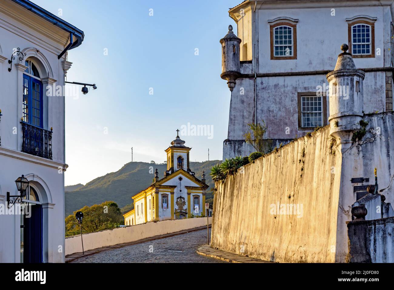 Arrivée dans le centre historique d'Ouro Preto avec des bâtiments de style colonial Banque D'Images