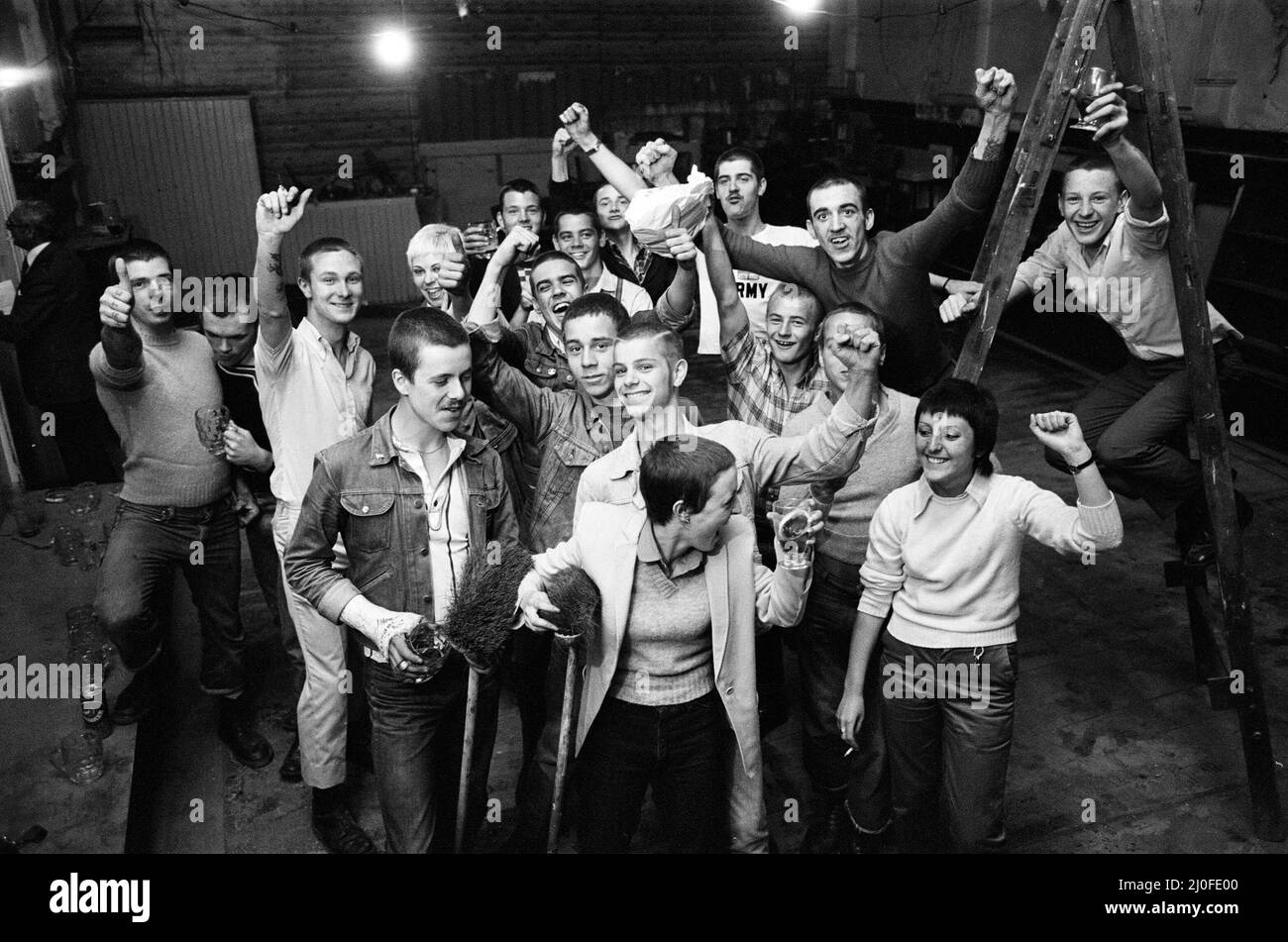 Une formule de paix a été trouvée par une titulaire de licence de Birmingham pour les punks et les skinheads qui se réunissent par la centaine chaque soir dans le centre-ville. La trêve entre les groupes rivaux a été refaite par Tom Pickering, propriétaire du Crown Pub, Station Street. Maintenant, des bandes de punks et de skinheads de toutes les parties de Birmingham et du pays noir se fanent au pub. 9th juillet 1979. Banque D'Images