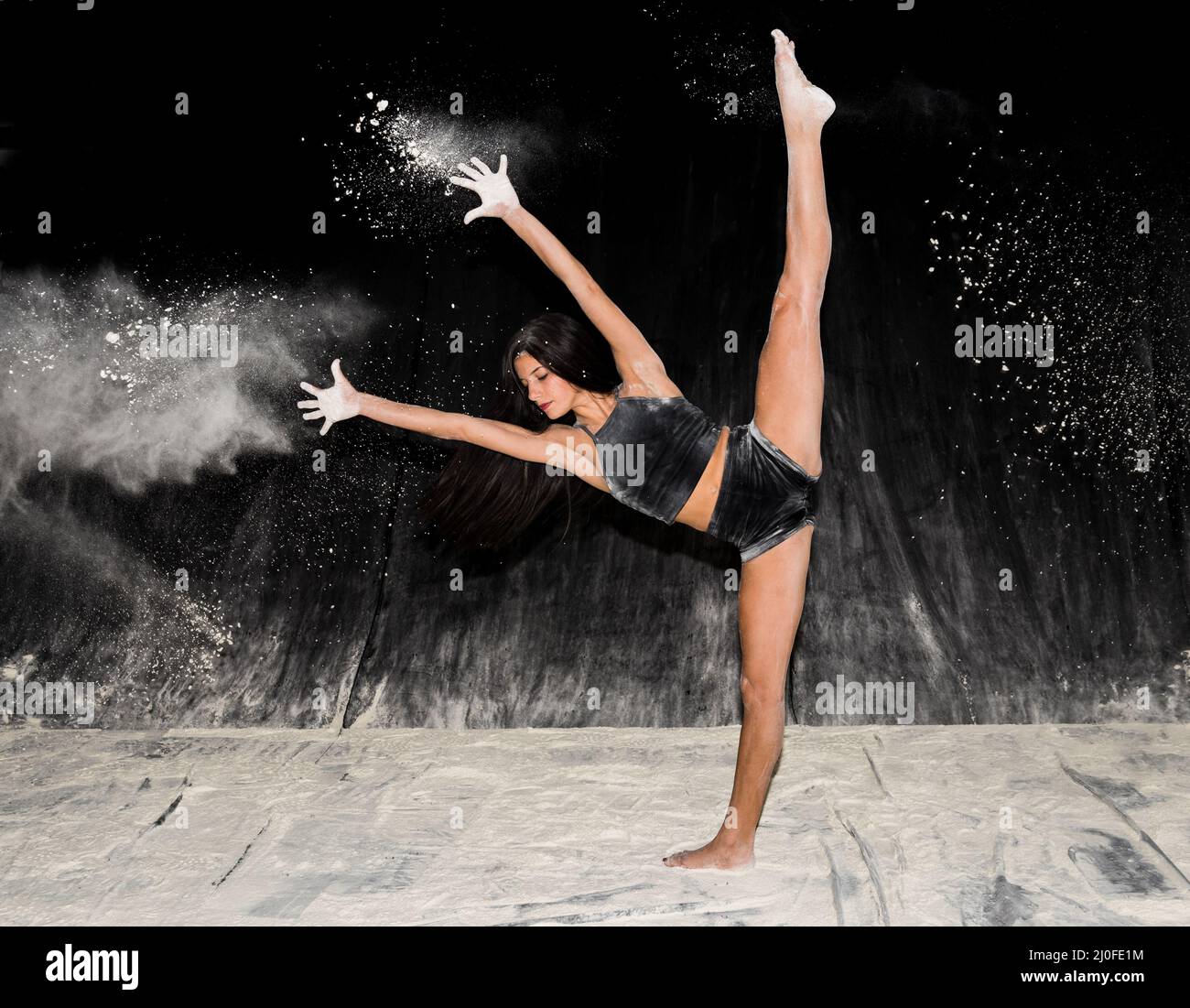 Danseuse de ballet contemporaine dansant sur la scène avec de la farine Banque D'Images
