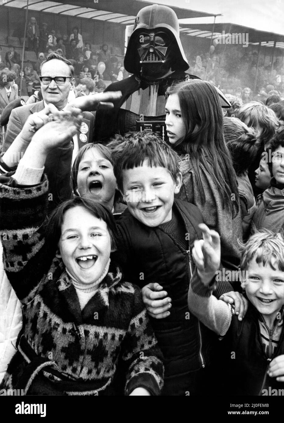 Célébration du 900 ans de la ville de Newcastle 1980 - l'année anniversaire célèbre la fondation du nouveau château en 1080 par Robert Curtois, fils de William le Conquérant - Darth Vader ouvre l'exposition Fun to be Young. 24th mai 1980 Banque D'Images