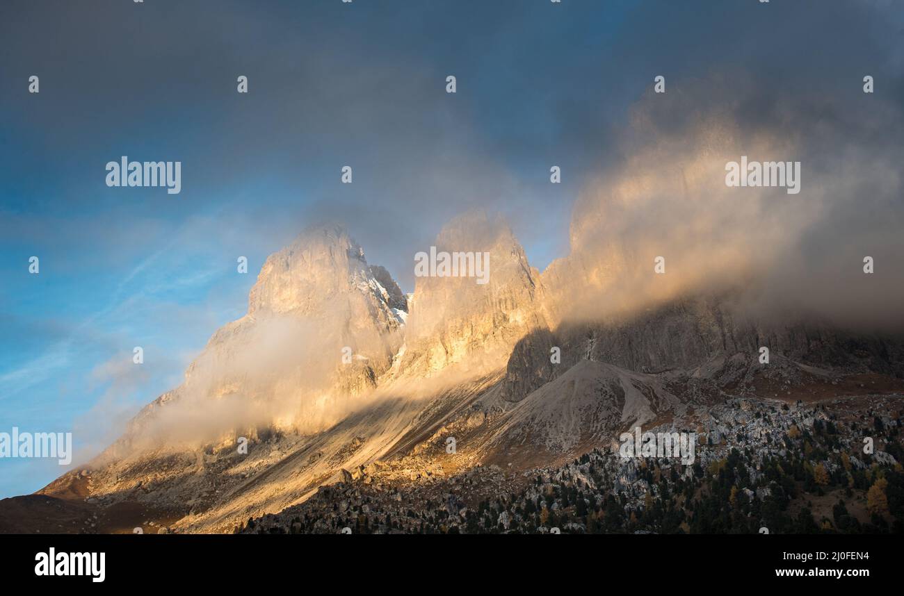 Paysage de montagne brumeux des Dolomites dans la région de Passo Sella dans le Tyrol du Sud en Italie. Banque D'Images