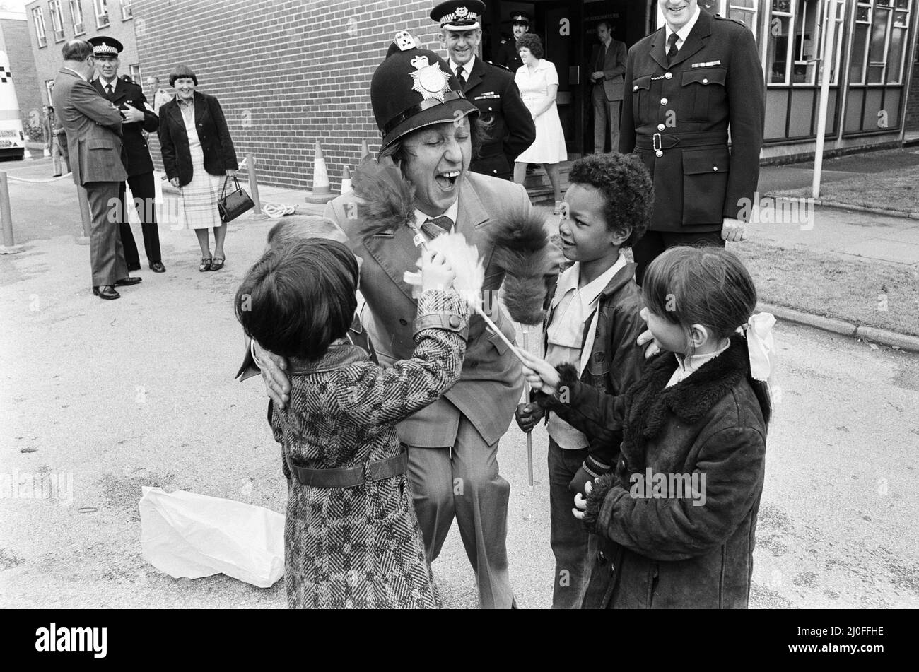Ken Dodd à un poste de police de Liverpool. 7th juin 1979. Banque D'Images