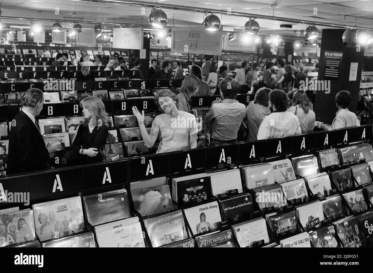 Richard Branson, chef d'œuvre de 28 ans derrière la compagnie Virgin Music. Vu ici dans son magasin Virgin Mega Record Shop. Dans cet ensemble de 21 photos , Richard est vu se détendre sur sa péniche, aller au travail, dans son studio d'enregistrement la maison de ville à l'ouest de Londres, et dans la toute nouvelle Virgin Mega Store avec quelques-uns des £3 000 000 de la valeur des disques et des cassettes en arrière-plan. Photo de Bill Rowntree photo prise le 4th juillet 1979 Banque D'Images