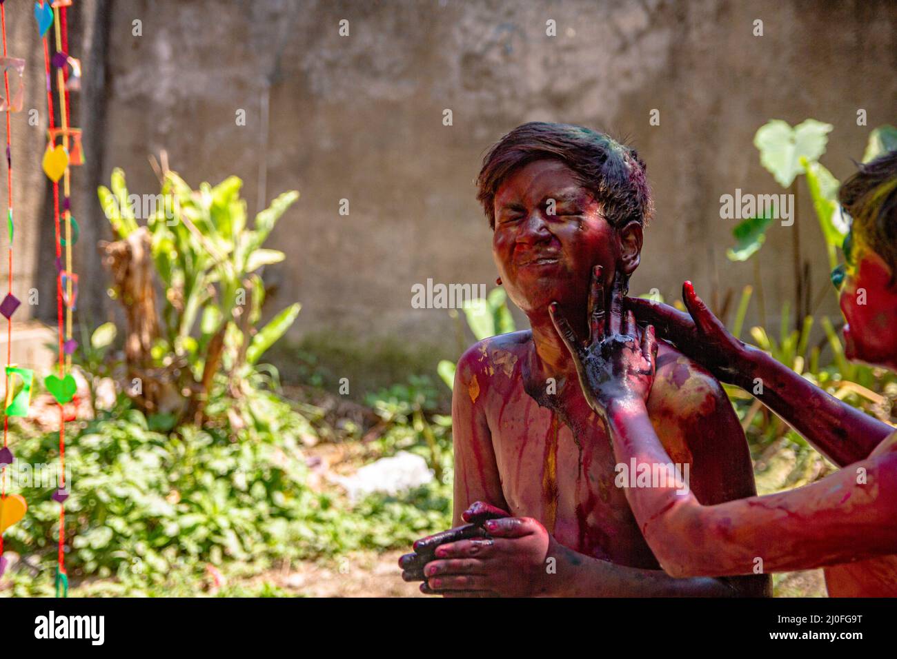 Kolkata, Inde. 17th mars 2022. Célébration de Holi le festival des couleurs. (Photo de Sudip Chanda/Pacific Press) Credit: Pacific Press Media production Corp./Alay Live News Banque D'Images