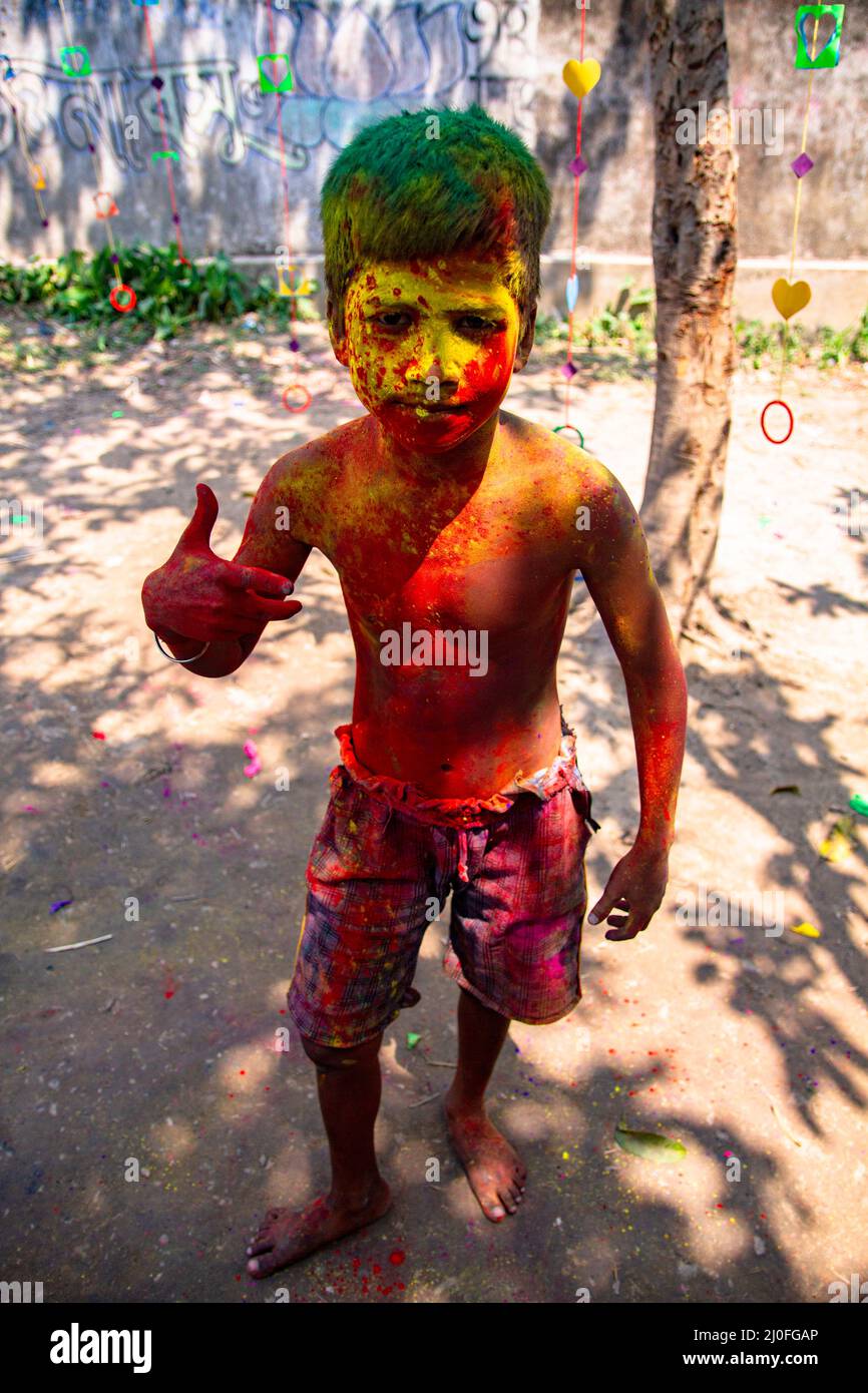 Kolkata, Inde. 17th mars 2022. Célébration de Holi le festival des couleurs. (Photo de Sudip Chanda/Pacific Press) Credit: Pacific Press Media production Corp./Alay Live News Banque D'Images