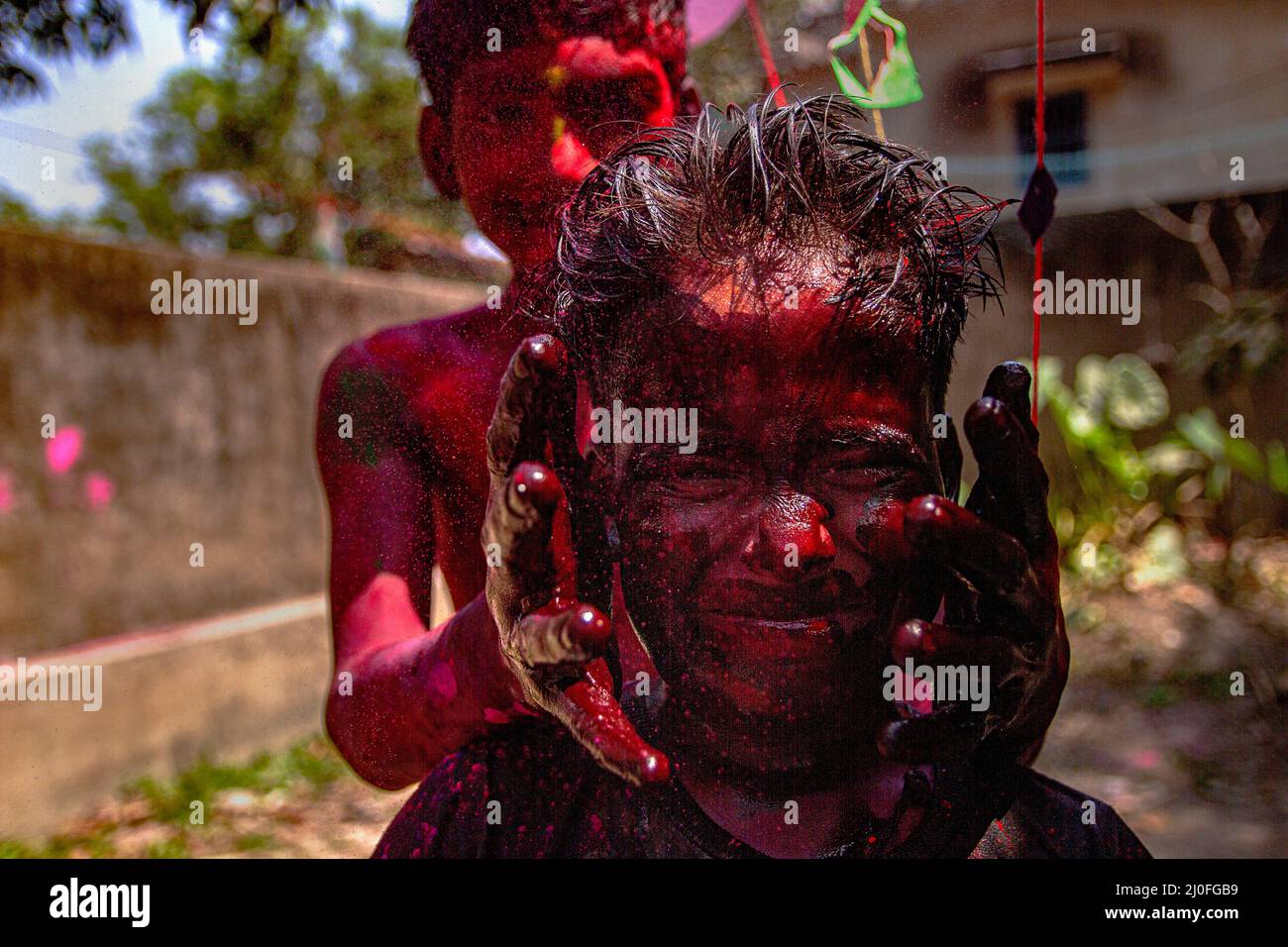 Kolkata, Inde. 17th mars 2022. Célébration de Holi le festival des couleurs. (Photo de Sudip Chanda/Pacific Press) Credit: Pacific Press Media production Corp./Alay Live News Banque D'Images