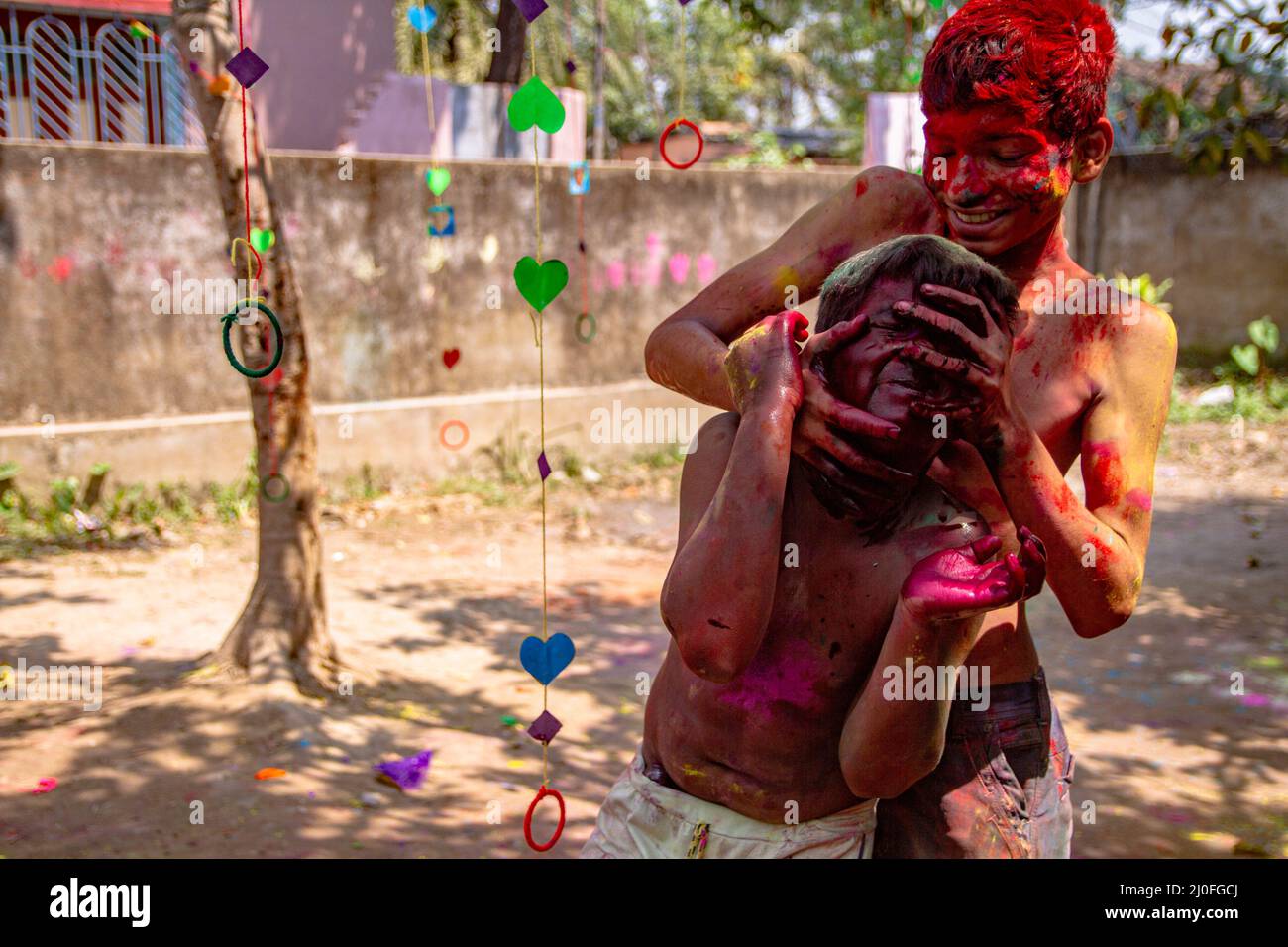 Kolkata, Inde. 17th mars 2022. Célébration de Holi le festival des couleurs. (Photo de Sudip Chanda/Pacific Press) Credit: Pacific Press Media production Corp./Alay Live News Banque D'Images