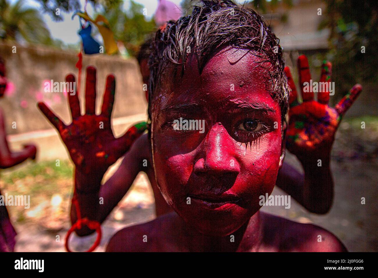 Kolkata, Inde. 17th mars 2022. Célébration de Holi le festival des couleurs. (Photo de Sudip Chanda/Pacific Press) Credit: Pacific Press Media production Corp./Alay Live News Banque D'Images