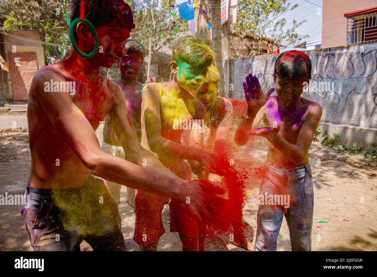 Kolkata, Inde. 17th mars 2022. Célébration de Holi le festival des couleurs. (Photo de Sudip Chanda/Pacific Press) Credit: Pacific Press Media production Corp./Alay Live News Banque D'Images