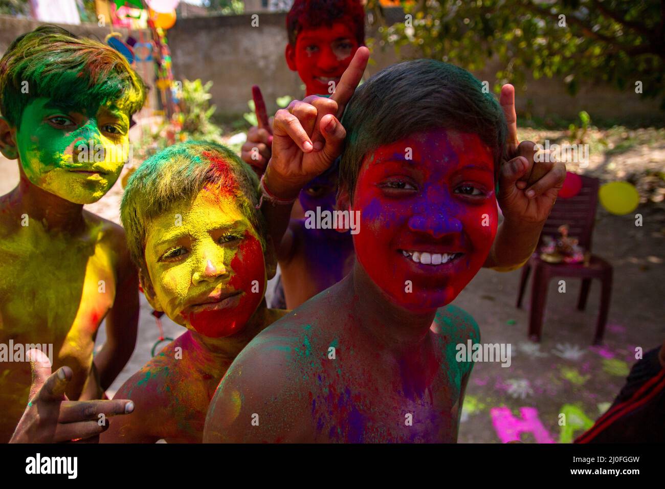 Kolkata, Inde. 17th mars 2022. Célébration de Holi le festival des couleurs. (Photo de Sudip Chanda/Pacific Press) Credit: Pacific Press Media production Corp./Alay Live News Banque D'Images