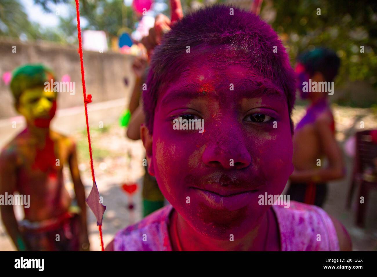 Kolkata, Inde. 17th mars 2022. Célébration de Holi le festival des couleurs. (Photo de Sudip Chanda/Pacific Press) Credit: Pacific Press Media production Corp./Alay Live News Banque D'Images
