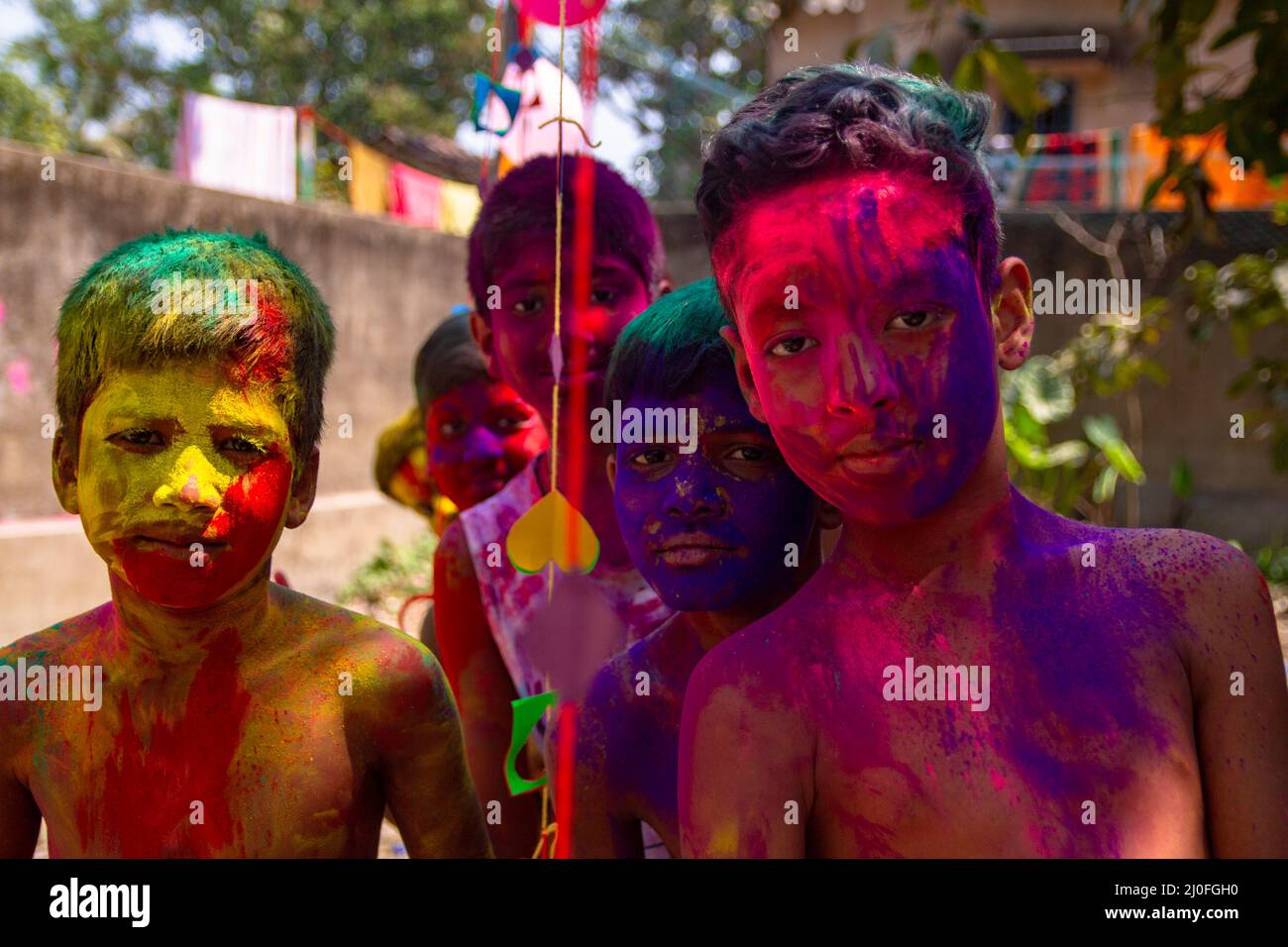 Kolkata, Inde. 17th mars 2022. Célébration de Holi le festival des couleurs. (Photo de Sudip Chanda/Pacific Press) Credit: Pacific Press Media production Corp./Alay Live News Banque D'Images