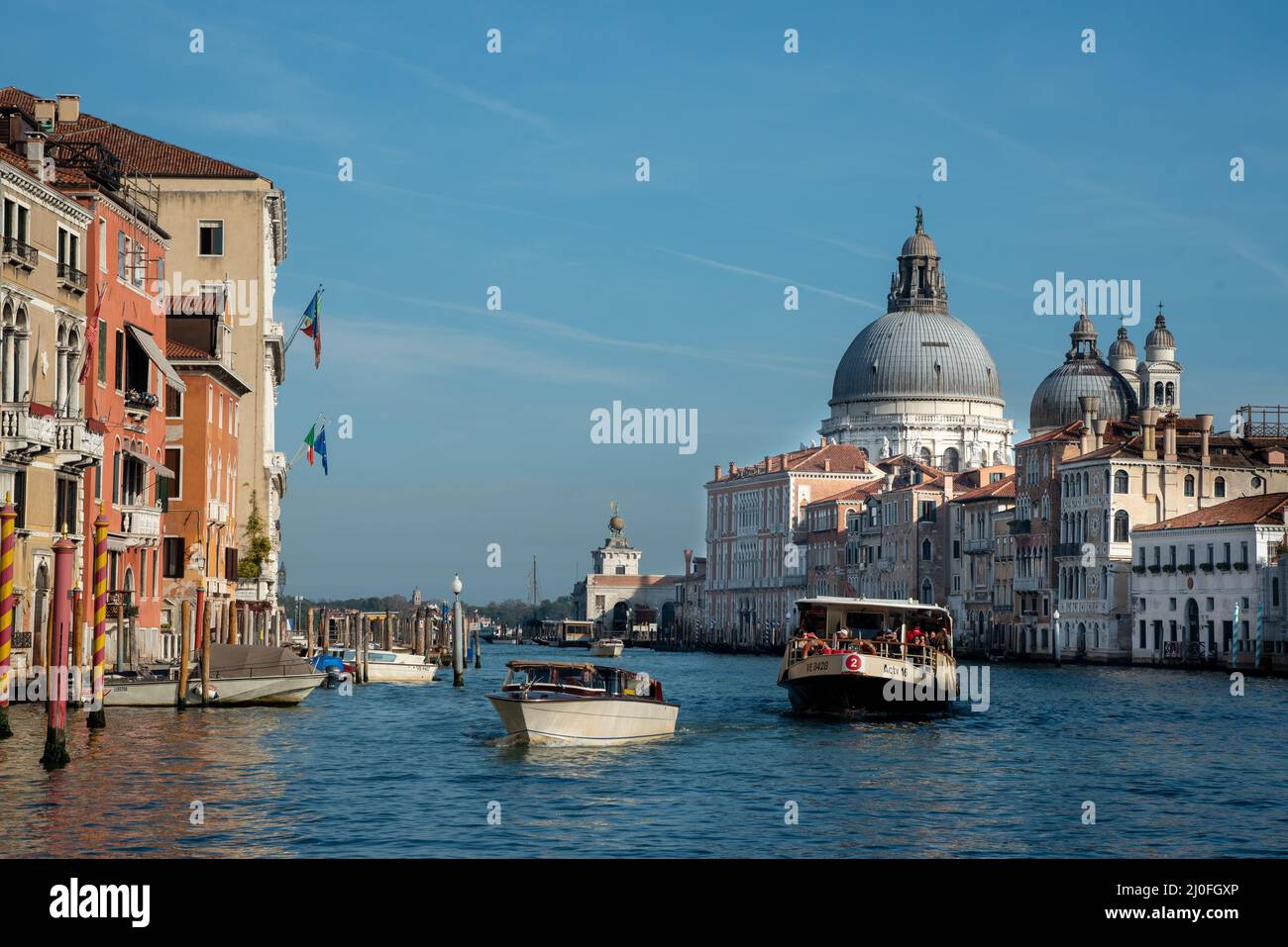 Paysage urbain de Venise avec voie navigable du Grand Canal, vénitienne et voile en bateau. Canal Grande Italie Banque D'Images