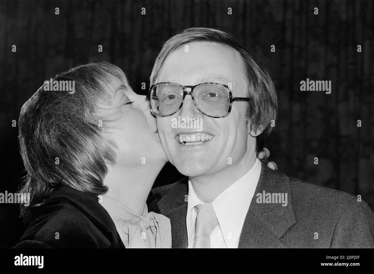 Siège de l'ambassade iranienne à Londres, où six hommes armés du groupe extrémiste iranien « mouvement révolutionnaire démocratique pour la libération de l'Arabistan » ont pris d'assaut le bâtiment, prenant 26 otages avant que les SAS ne reprenne l'ambassade et libèrent les otages. Le technicien de la BBC, SIM Harris, qui a été pris en otage à l'ambassade pendant le siège, a été photographié avec sa femme à son retour chez lui. 6th mai 1980. Banque D'Images Siège de l'ambassade iranienne à Londres, où six hommes armés du groupe extrémiste iranien « mouvement révolutionnaire démocratique pour la libération de l'Arabistan » ont pris d'assaut le bâtiment, prenant 26 otages avant que les SAS ne reprenne l'ambassade et libèrent les otages. Le technicien de la BBC, SIM Harris, qui a été pris en otage à l'ambassade pendant le siège, a été photographié avec sa femme à son retour chez lui. 6th mai 1980. Banque D'Images