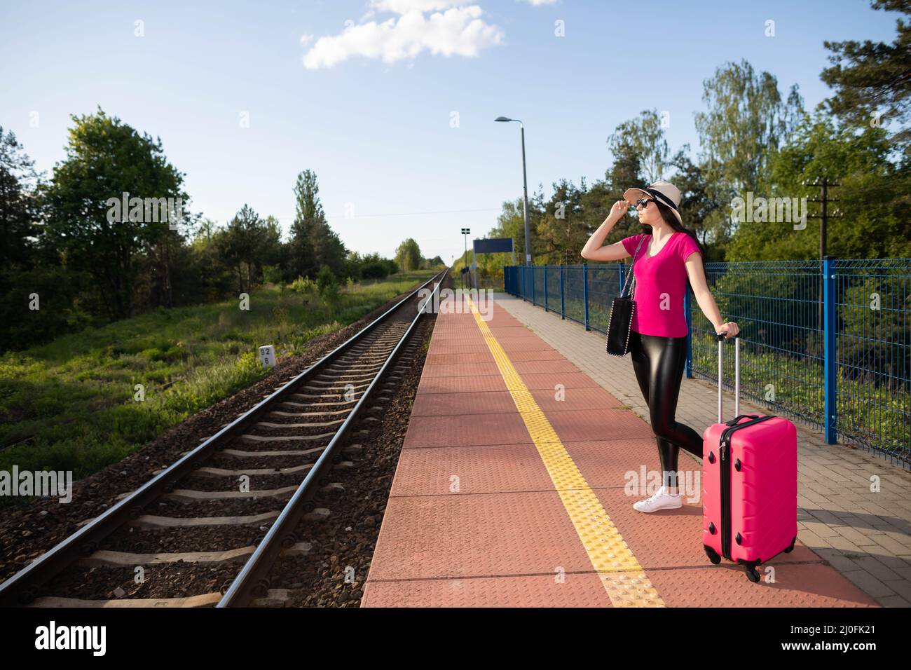 Jeune adolescente de la haute société, elle quitte les provinces lors de son premier voyage de vacances et attend sur la plate-forme du train pour elle Banque D'Images