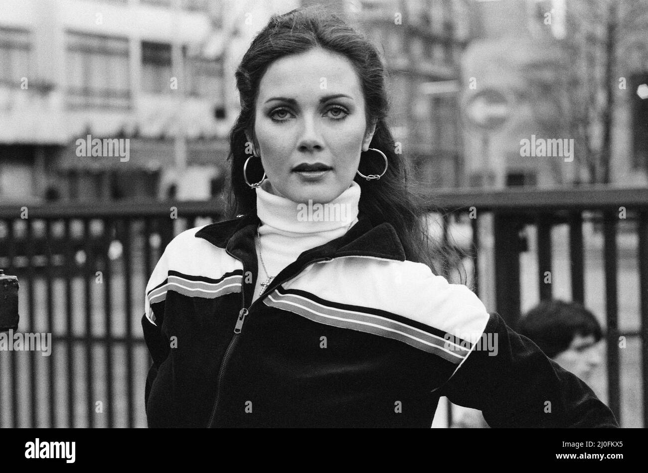 Lynda carter - star de la série télévisée Wonder Woman, jogging le long de Park Lane à Londres. Wonder Woman a couru pour la série 3 de 1975 à 1979. Photo prise le 31st janvier 1980 Banque D'Images