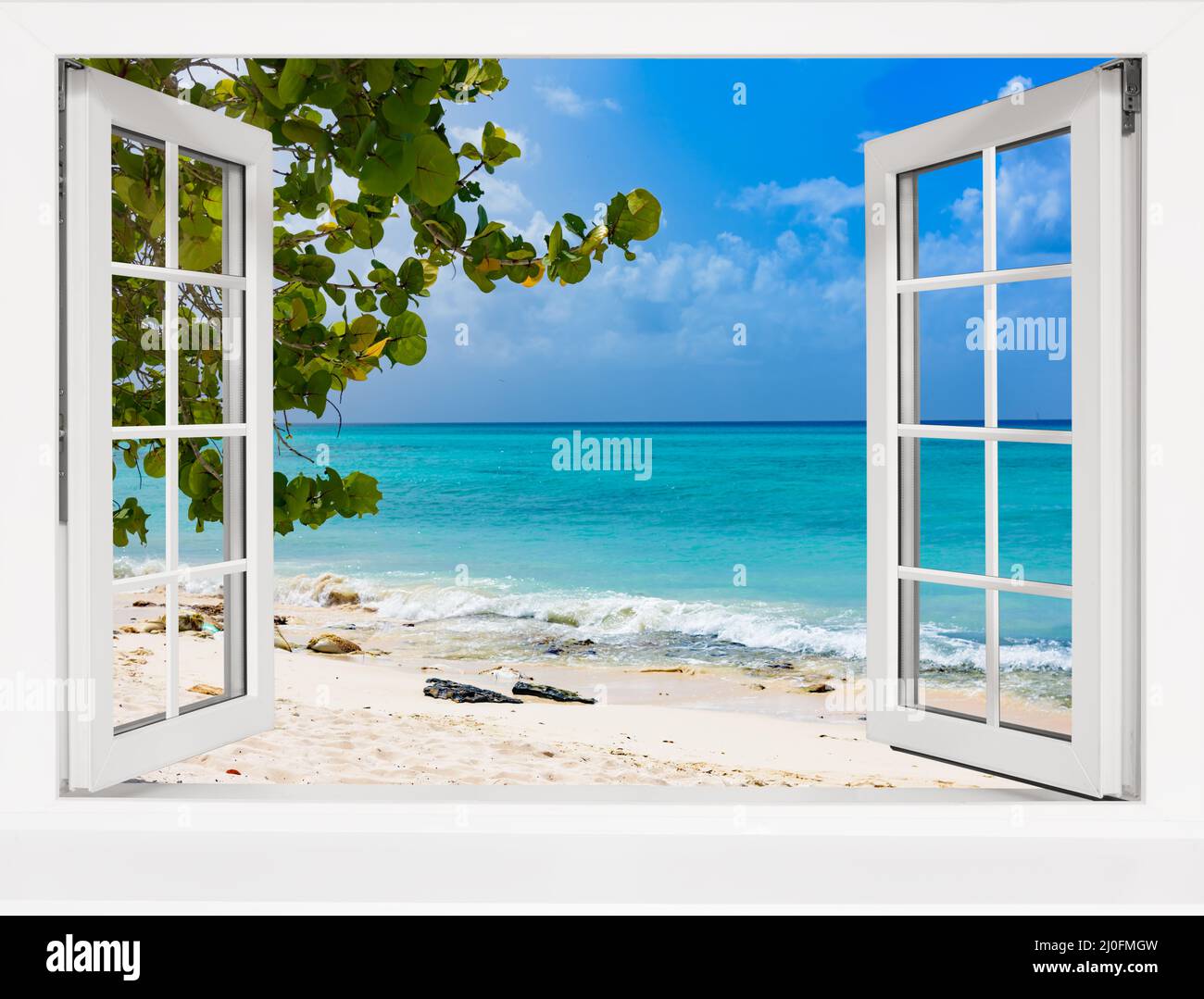 Vue depuis la fenêtre ouverte sur le paysage tropical avec l'océan Banque D'Images